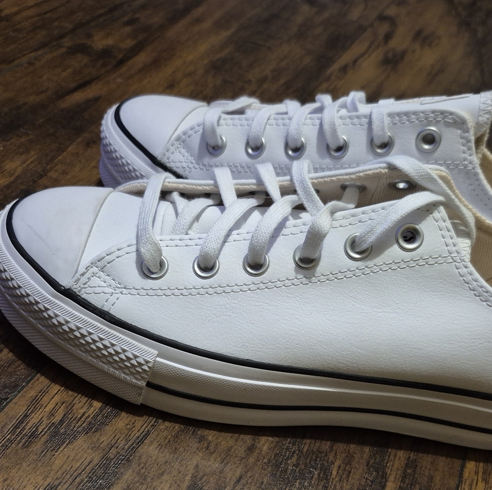 Converse Platform Low Top White Leather Size 9.5 Brand New